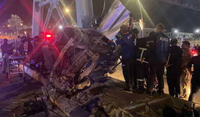 Şanlıurfa'da otomobil üst geçidin ayağına çarptı: 2 ölü