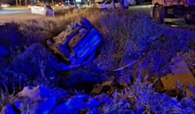 Direksiyon hakimiyetini yitirip yol kenarına düştü!